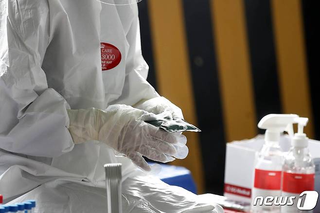 24일 오전 광주 북구 선별진료소에서 의료진들이 핫팩을 이용해 겨울나기를 하고 있다.(광주 북구 제공)2021.11.24/뉴스1 © News1