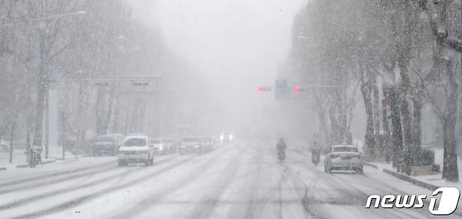 눈 내리는 서울 강남구 청담사거리 인근 도로가 텅 비어 있다. 2021.1.18/뉴스1 © News1 임세영 기자