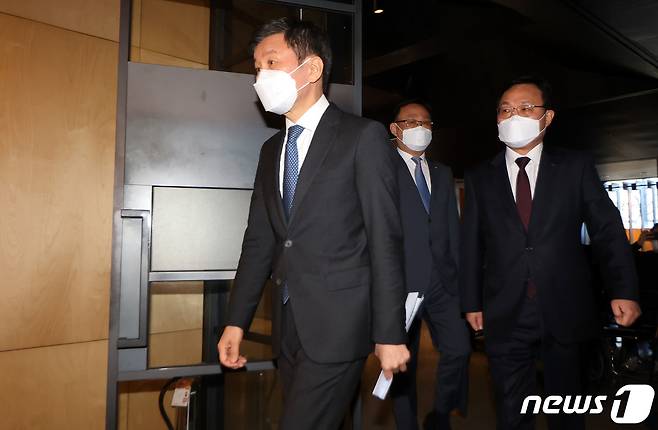 정몽규 HDC현대산업개발 회장이 17일 서울 HDC현대산업개발 용산 사옥에서 광주 아파트 외벽 붕괴 사고와 관련 입장 발표를 하기 위해 들어서고 있다. 2022.1.17/뉴스1 © News1 임세영 기자