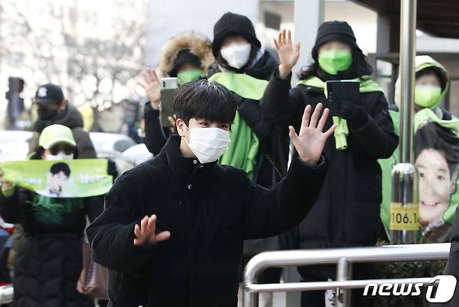 가수 정동원이 13일 서울 영등포구 여의도 KBS에서 진행된 일정 참석차 방송국으로 들어서며 인사를 하고 있다.  © News1 권현진 기자