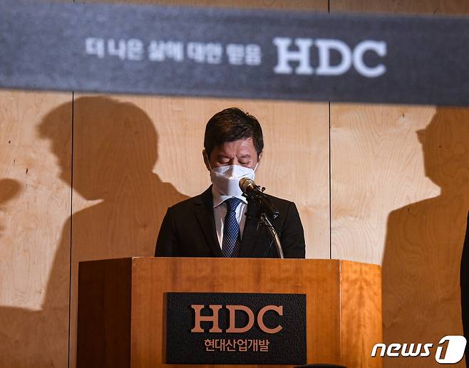 정몽규 HDC현대산업개발 회장이 17일 서울 HDC현대산업개발 용산 사옥에서 광주 아파트 외벽 붕괴 사고와 관련 입장 발표를 하고 있다. 이날 정 회장은 광주 사고의 책임을 지고 회장직에서 물러나겠다고 밝혔다. 2022.1.17/뉴스1 © News1 임세영 기자