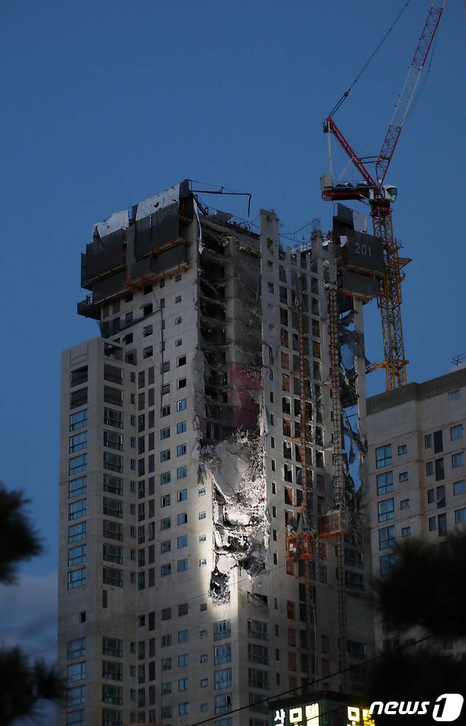 16일 오후 어둠이 내려앉은 광주 서구 화정동 '현대산업개발 아파트 신축공사 붕괴사고' 현장. 지난 11일 오후 3시46분쯤 화정동 아이파크 신축 공사 현장 201동 건물이 38층부터 23층까지 무너져 작업자 6명이 실종됐다. 6명 중 1명은 숨진 채 발견됐고 나머지 5명의 생사 여부는 확인되지 않고 있다. 2022.1.16/뉴스1 © News1 박준배 기자