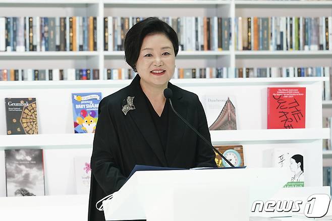 김정숙 여사가 16일(현지시간) 아랍에미리트(UAE) 두바이 모하메드빈라시드(MBR) 도서관에서 열린 한-UAE 지식문화 교류식에 참석해 축사를 하고 있다.(청와대 제공) 2022.1.17/뉴스1