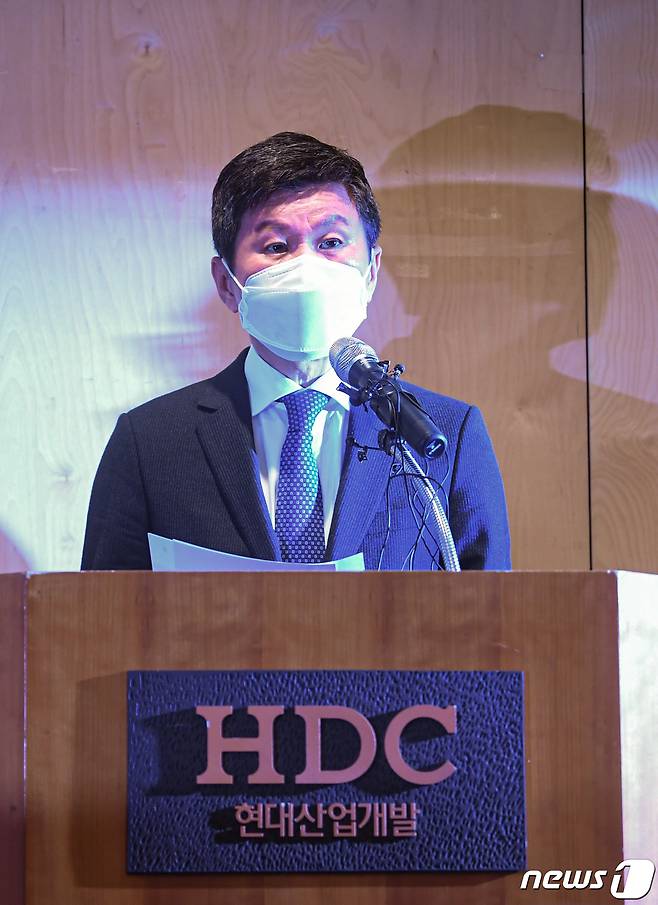 정몽규 HDC현대산업개발 회장이 17일 서울 용산구 HDC현대산업개발 용산사옥 대회의실에서 광주 아파트 외벽 붕괴 사고 관련 대국민 사과를 하고 있다. 이날 정 회장은 사퇴 의사를 밝혔다. 2022.1.17/뉴스1 © News1 임세영 기자