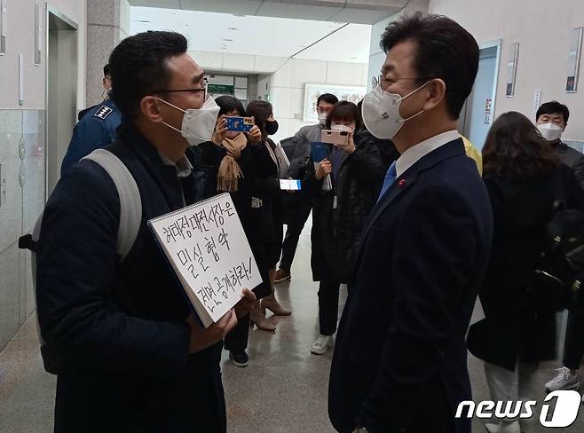 김동석 사단법인 토닥토닥 이사장(왼쪽)이  허태정 대전시장에게 시와 넥슨재단 간의 공공어린이재활병원 건립 밀실협약과 관련해 거세게 항의하고 있다. ©뉴스1 최일 기자