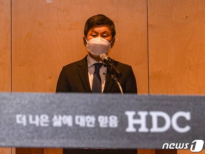 정몽규 HDC현대산업개발 회장이 17일 서울 HDC현대산업개발 용산 사옥에서 광주 아파트 외벽 붕괴 사고와 관련 입장 발표를 하고 있다. 이날 정 회장은 광주 사고의 책임을 지고 회장직에서 물러나겠다고 밝혔다. 2022.1.17/뉴스1 © News1 임세영 기자