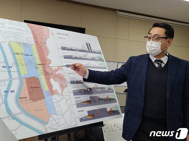 충북 청주시 관계자가 17일 청주시청에서 원도심 개발 고도 제한과 경관지구 지정에 대한 설명을 하고 있다.2022.01.17/© 뉴스1 강준식 기자