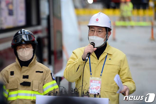 이용섭 광주시장(오른쪽)이 16일 오후 광주 서구 화정동 '현대산업개발 아파트 신축공사 붕괴사고' 현장에서 브리핑을 하고 있다. 지난 11일 오후 3시46분쯤 현대산업개발이 시공 중인 화정동 아이파크 신축 공사 현장 201동 건물이 38층부터 23층까지 무너져 작업자 6명이 실종됐다. 6명 중 1명은 숨진 채 발견됐고 나머지 5명의 생사 여부는 확인되지 않고 있다. 2022.1.16/뉴스1 © News1 정다움 기자