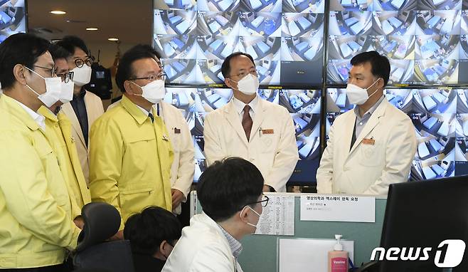 김부겸 국무총리가 17일 코로나19 먹는 치료제 관련 점검 등을 위해 서울 중구 동호생활치료센터를 방문해 시설을 둘러보고 있다.2022.1.17/뉴스1 © News1 송원영 기자