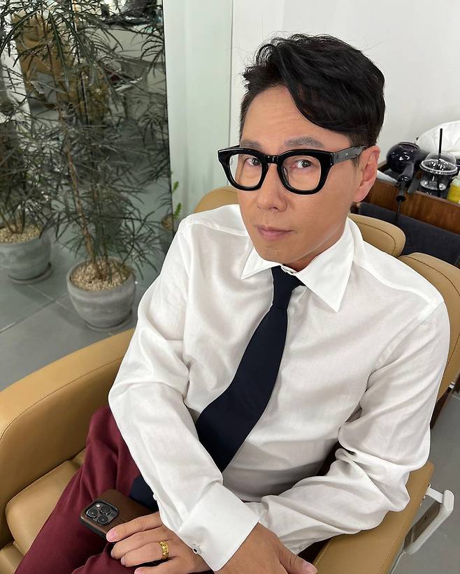 Singer and Mystic head Yoon Jong Shin found his home radio in 14 years.On the 17th, KBS Cool FM Park Myeong-su Radio Show featured Yoon Jong Shin as a legendary master, and the listeners reaction exploded.Park Myeong-su wrote, There are celebrities who periodically mention in Radio Show, including G-Dragon Swoopa BTS, and this one is among them.Park Myeong-su is envious of the copyright rich Yoon Jong Shin, who has been here for a long time. I was only DJing until 2008, but Date of the City was the last time I was on a date, the longest since Kim Ki-duk, and Ive been doing it for over five years, said Yoon Jong Shin.Park Myeong-su said, I went on that baton. My brother radio called me. I could. I didnt.Ive been doing it for over seven years - is it time to fall out?I mention Mr. Yoon Jong Shin a lot on the air, theres a good feeling, hes a one-year-old and its good, Park Myeong-su said.Theres Kim Gura Park Myeong-su Kang Ho-dong under the age of one; everyone is strong, said Yoon Jong Shin.Yoon Jong Shin said, I have been doing a program every day for more than 20 years without almost resting. I have never been out more than a week.It was good at first, but I was exhausted from 2016 and 2017; I only had a radio star left, while I was getting rid of it one by one fixedly, but I didnt let it go until 2019.I started a stranger project, and Corona came and was trapped in United States of America.United States of Americas family life is a province as it is trapped in the United States of America New York City countryside for 4-5 months.I know where the mart is cheap and when the garbage is thrown away. After that, my mother was in critical condition and returned home in 2020. Park Myeong-su mentioned the money feud to the Yoon Jong Shin couple who went out of overseas projects; Park Myeong-su said: There were some nasty rumors.There was a rumor that the couples life was bad when they raised three children. Yoon Jong Shin said: Common sense makes no sense. My wife thought this man should not be left. I knew the menstruation of this man.I felt that it was not suitable for my period to see my Mystic company. I wanted to leave for a year, but I told him to go. Park Myeong-su asked, The good song hit a jackpot, they said they made 3 billion from this, and Yoon Jong Shin said, Im talking about sales.Im in Mystic. Mystics risson project. Its all profitable. Ive been involved in writing, but the copyright fees are huge.I was surprised to see the royalty I received in 2018, she said.It is not a big hit, but it is a big hit to keep up with luck if you are steady, he said. It was not a good  trend in 2017.If anything is good, its a trend, he said.Park Myeong-su said, I have a big hit with five years, and I will come out this year.When asked if the You Hee-yeol company is a competitor?, Yoon Jong Shin said: I moved on to Kakao and the companys personality changed, I think people around me should be doing well.So I called Yoo Jae-Suk to say that he was crazy because he was going in there, he said, You Hee-yeol company is getting bigger and better.My Mystique has made a lot of production, so the feeling of doing it has changed. Asked if there were many similarities to You Hee-yeol Yoon Jong Shin, Hee-yeol liked the companys work. I left management to a professional CEO.Park Jae-seok went to Mr. Hee-yeol, and I think Antenna went well. You know, Ive worked with Park Jae-seok. Its tricky.You Hee-yeol gray hair. Its hard for Park Jae-Seok to deal with. But both are meticulous, so I think itll fit well.The latest challenge is AI singer Leah Voice Productions. Its fun to make virtual voice. Yoon Jong Shin also complained about the contest program judges.Yoon Jong Shin said: Ive been doing the screening so long Ive told it all. Im tired. I feel attractive, so I dont think its easy to bring someone.Its about taking responsibility for years of his life, working together is a different matter, he said.The question The Admiration of Brazenness came out with a reference to Jung Woo-sung.Yoon Jong Shin said, I took a self-portrait with Jung Woo-sung and I am the end of squid.I was born first, but it does not make sense that I resemble it. Jung Woo-sung is not a joke, but the person itself is so good.Thats right. People are shaken by the story. Love was written by an experience in their twenties. I also watched and watched.I am not anymore, he said. I have distributed all the clothes I collected during the New York City. I like the generous clothes that I do not wear.I put it down these days. I am the most dressed clothes. Park Myeong-su also explained the unsold case.Park Myeong-su said, I felt bad when I was unspoken. Yoon Jong Shin said, I summarized a few dozen people when I thought I should reduce it because I was too much follower.At that time, he seemed to know that I was following, and he posted a lot of meaningless posts and said a little bit.Today is a continuation of my pleasure to come to the Park Myeong-su radio show; I will continue to be a creator, said Yoon Jong Shin.