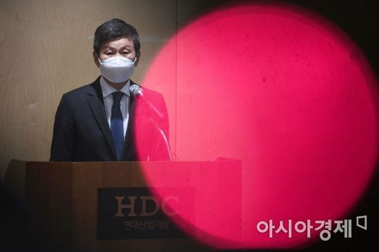 광주에서 잇단 대형 붕괴사고를 일으켜 여론의 뭇매를 맞고 있는 정몽규 HDC그룹 회장이 17일 서울 HDC현대산업개발 용산 사옥에서 광주 서구 화정아이파크 외벽 붕괴 사고에 대한 대국민 사과와 함께 거취와 관련한 입장을 발표하고 있다./강진형 기자aymsdream@