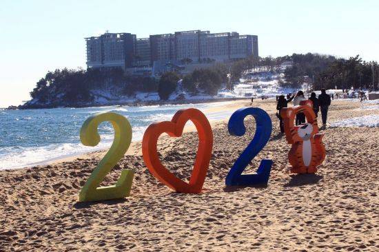 속초해수욕장 백사장에 설치된 2022년 기념 포토존 조형물 [이미지출처=연합뉴스]