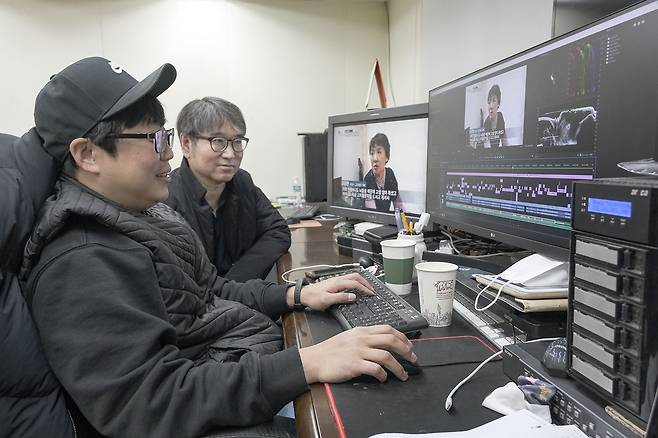 이학준 경일대 교수(오른쪽)이 스탭과 함께 다큐멘터리 제작을 하는 모습. /경일대