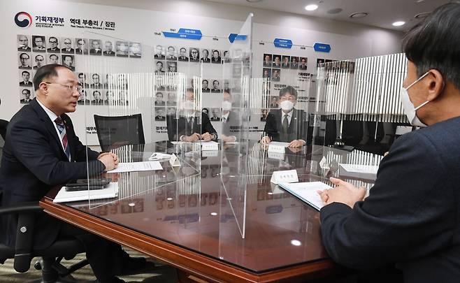 홍남기 부총리 겸 기획재정부 장관(왼쪽)이 1월 17일 정부세종청사에서 외청장 회의를 주재하고 있다. / 기획재정부
