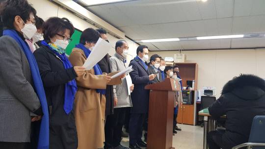 민주당 충주지역위가 17일 현재 강제철거 중인 '충주라이트월드'에 대해 특위를 구성하기로 하고 기자회견을 통해 밝히고 있다. 사진=진광호 기자