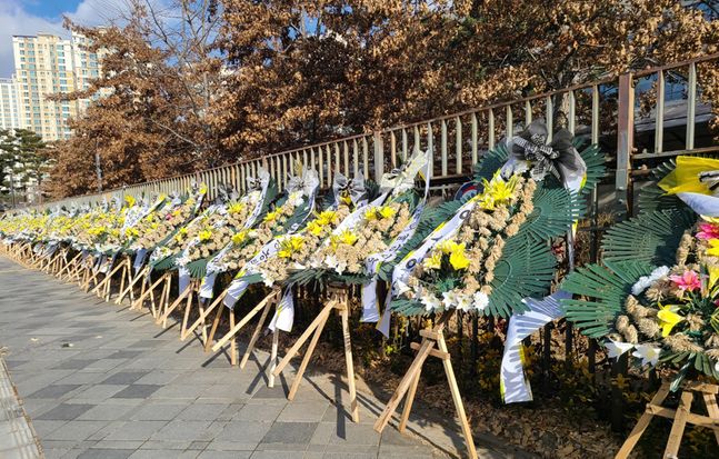 한국플로리스트협의회가 “사라져가는 골목상권의 꽃집을 살려달라”며 시든 꽃 화환을 농식품부 앞에 세워놓고 시위하고 있다. ⓒ농식품부