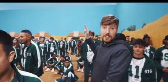 지미 도널드슨이 실사판 '오징어게임' 세트장에서 게임을 설명하고 있다. 유튜브 영상 화면 캡쳐.