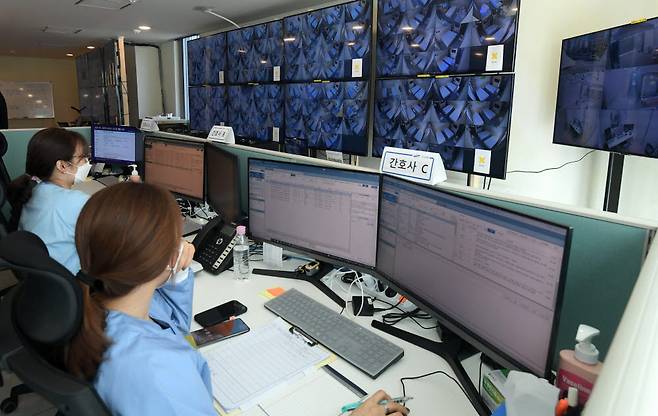 17일 서울 중구의 한 생활치료센터에서 의료진이 코로나19 격리 환자들을 실시간 모니터링 하고 있다.