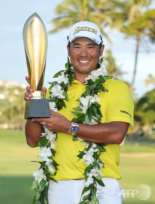 2022년 미국프로골프(PGA) 투어 소니오픈 우승을 차지한 마쓰야마 히데키가 우승 트로피를 들고 있다. 사진제공=ⓒAFPBBNews = News1