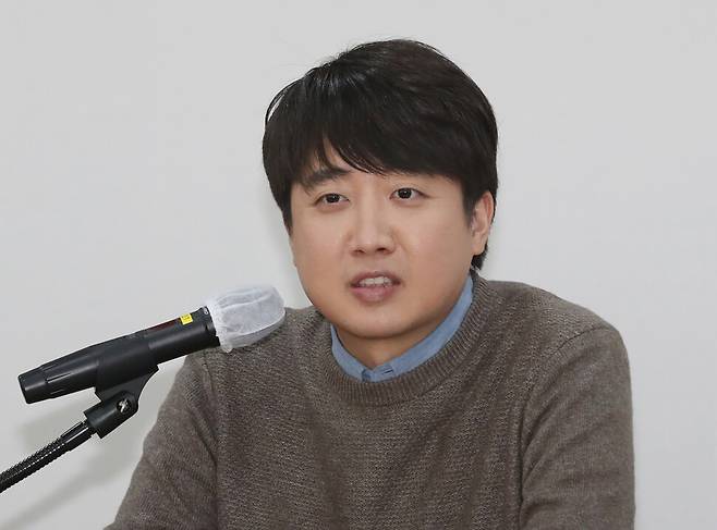 국민의힘 이준석 대표가 지난 13일 오후 울산시당 강당에서 열린 ‘제4기 울산 청년정치사관학교’ 특강을 하고 있다. 연합뉴스