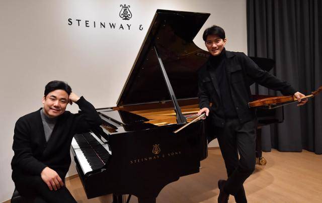 올해 베토벤 바이올린 소나타 전곡 연주 듀오 리사이틀에 나서는 바이올리니스트 김영욱(오른쪽)과 피아니스트 손정범이 이달 11일 스타인웨이 갤러리서울에서 본보와 인터뷰를 하고 있다. 서재훈 기자