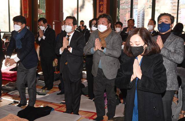 정세균(앞줄 왼쪽 두 번째) 전 국무총리를 비롯해 더불어민주당 의원들이 17일 오전 서울 종로구 조계사를 방문해 조계종 총무원장 원행 스님을 만나기에 앞서 대웅전에서 참배하고 있다. 뉴시스
