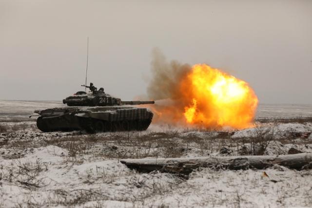 러시아군이 12일 우크라이나와 인접한 남부 로스토프주에서 T-72B3 전차를 이용해 사격 훈련을 벌이고 있다. 로스토프=AP 연합뉴스