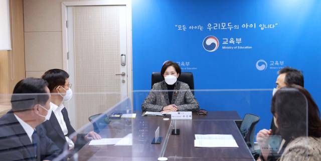 유은혜 사회부총리 겸 교육부 장관이 17일 서울시 영등포구 한국교육시설안전원에서 열린 오미크론 변이 대응 관련 간담회에서 발언하고 있다. 교육부 제공