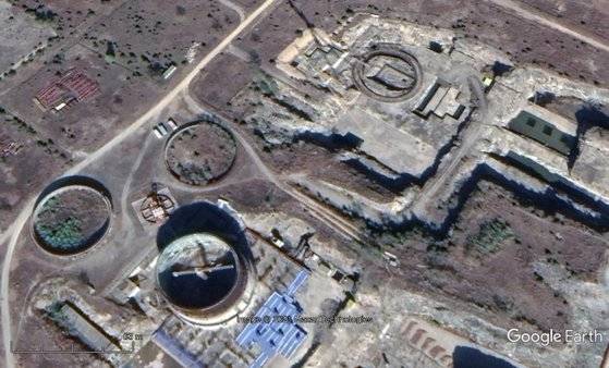 2020년 10월 26일 촬영한 인공위성 사진. 왼쪽 아래에 설치돼 있던 있던 대형 타워 크레인이 사라졌다. [사진=구글어스]