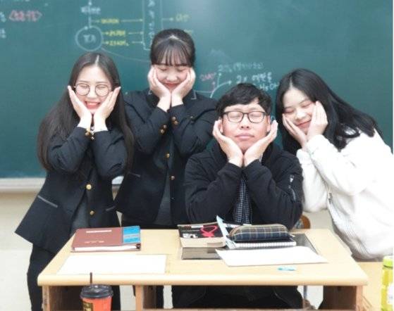2019년 윤자영씨가 고3학생들과 찍은 한컷. 윤씨가 학생들과 눈높이를 맞추기 위해 여학생들의 눈 감는 모습을 따라해보는 모습이다. 사진 본인제공