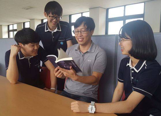 윤자영 교사(왼쪽에서 세번째)가 교과서 속 과학 지식을 활용해 추리소설을 쓴 자율동아리인 '사이언픽션' 회원들과 대화를 나누고 있다. 사진 본인 제공