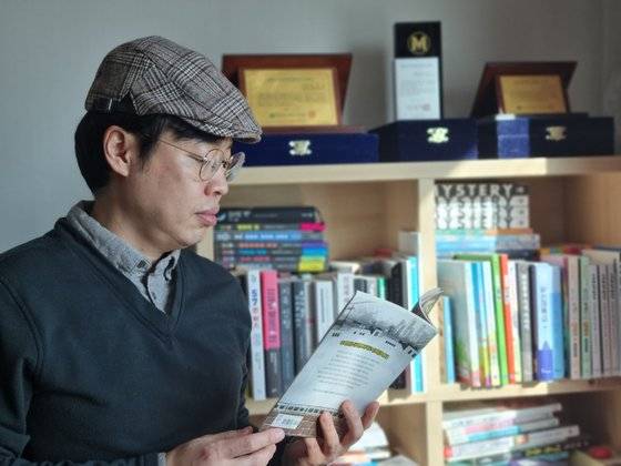 윤자영씨 뒤로 그가 받은 한국추리문학상 신예상, 대상, 신인상 상패가 놓여 있다. 사진 본인제공