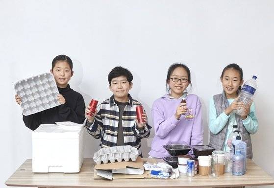 왼쪽부터 김민아(경기도 소하초 5)·홍성택(경기도 솔개초 4)·강라임(경기도 매송초 4)·전지윤(경기도 낙생초 4) 학생기자가 경기도 남양주시 에코피아 라운지를 찾아 올바른 분리배출 방법을 알아봤다.