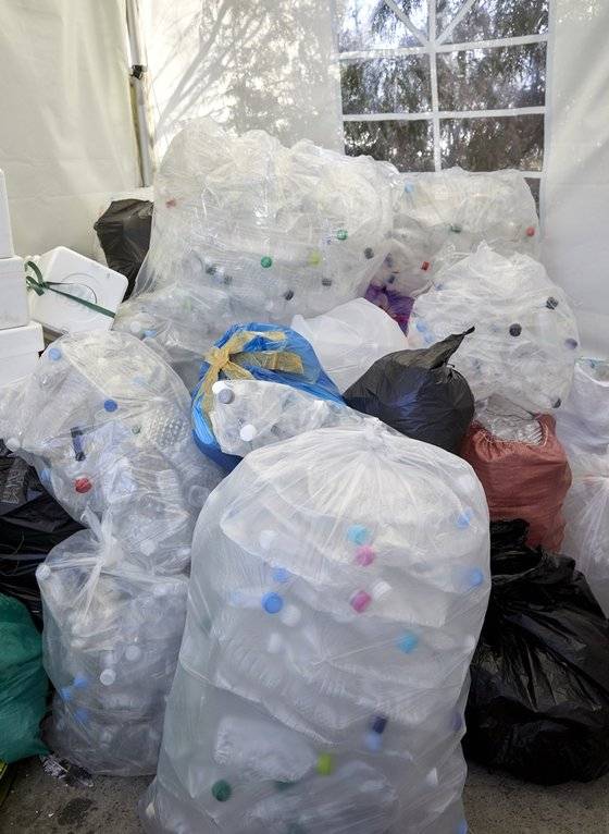 투명 PET병은 고품질 재활용 원료이기 때문에 내용물을 비우고 깨끗이 헹군 뒤 라벨을 제거해 배출하면 다양한 형태로 다시 사용이 가능하다.