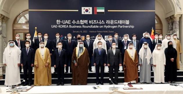 문재인 대통령이 중동 3개국 순방 첫 일정으로 16일(현지시간) 한국무역협회와 UAE연방상공회의소가 두바이 시내 한 호텔에서 주최한 '한-UAE 수소 협력 비즈니스 라운드테이블' 행사에 참석,  기념 사진을 찍고 있다. /두바이=허문찬 기자