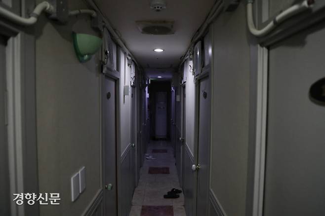제때 주거지원을 받지 못하고 퇴소한 시설보호아동들은 불안정한 주거에 쉽게 내몰린다. 사진은 시설보호아동 출신 A씨가 지냈던 서울의 한 고시원 복도. 한수빈 기자