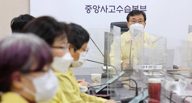 Kwon Deok-cheol (minister of health and welfare, right), first assistant director of the Central Disaster and Safety Countermeasure Headquarters, speaks at a Headquarters meeting in response to COVID-19 at the government office in Sejong-si on the morning of January 17. Yonhap News