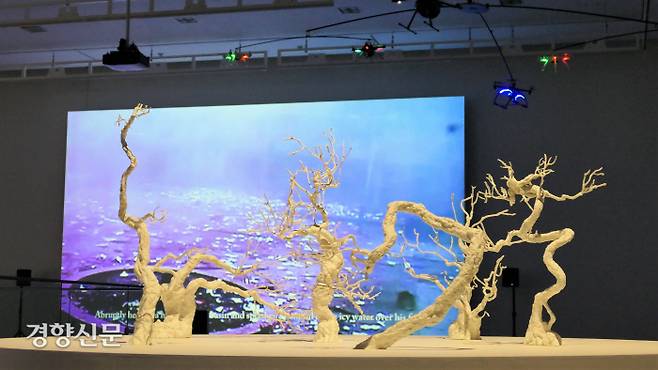 송상희의 ‘신세계’ 작품을 이루는 분재 모형은 “인간이 성장과 발전을 위해 희생시킨 자연”을 상징한다. 분재 조각은 임재균. 김종목 기자