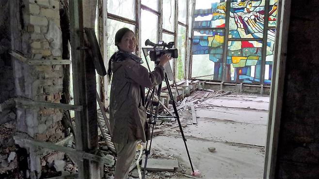 송상희는 억울하게 말없이 죽어간 이들의 장소를 20여 년 간 찾아다녔다. 이 순례는 망자들을 위한 위로다. 죽은 자들의 고통과 한을 지금 여기로 불러내 권력자들의 억압과 학살을 환기하는 비판 행위이기도 하다. 한국 태안과 체르노빌 같은 대형 참사의 현장도 오갔다. 사진은 2016년 6월 우크라이나 체르노빌 프리피야트를 방문했을 때 촬영한 것이다. 송상희 제공