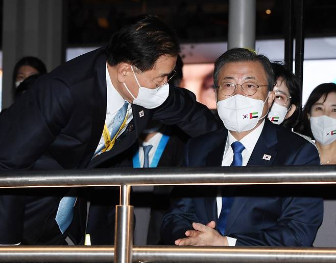 행사 참석 중 정의용 장관 보고받는 문 대통령 아랍에미리트연합을 방문 중인 문재인 대통령이 16일(현지시간) 두바이 엑스포 행사장에서 열린 ‘한국의날 K팝 콘서트’를 관람하다 정의용 외교부 장관으로부터 보고를 받고 있다. 두바이 | 강윤중 기자 yaja@kyunghyang.com