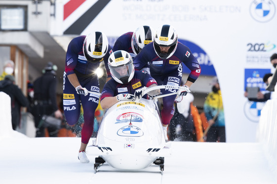 The Korean four-man bobsleigh team, piloted by Won Yun-jong, front, starts a race during the International Bobsleigh & Skeleton Federation (IBSF) World Cup in St. Moritz, Switzerland, on Sunday. The quartet finished 10th out of 24 teams, there best result of the season, with a time of 2:10.28.  [AP/YONHAP]