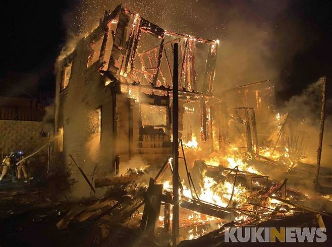 17일 오전 3시41분쯤 강원 춘천시 사북면 고탄리 일대 한 단독주택에서 불이나 출동한 소방대원들이 화재를 진압하고 있다. (강원소방본부 제공)