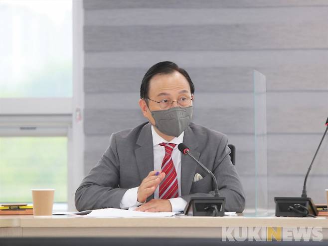 박상돈 천안시장이 최근 광주 아파트 신축공사 현장 외벽 붕괴사고와 관련 유사사고가 발생하지 않도록 철저하게 지도 점검할 것을 지시했다.