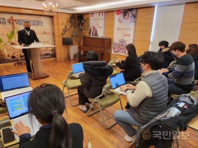 최일도 다일공동체 대표가 17일 서울 동대문구 다일천사병원에서 기자들을 만나 무료급식소 증축과 관련한 과정을 설명하고 있다.