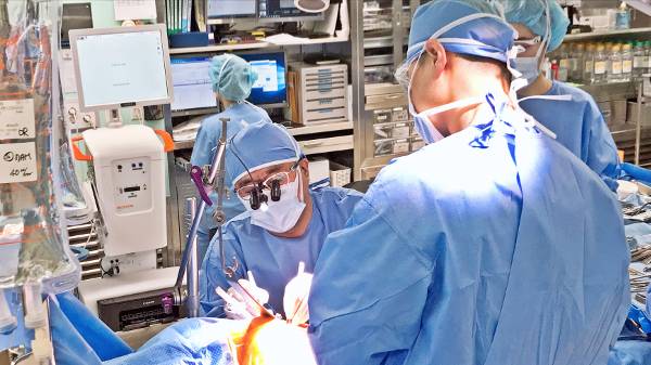 가톨릭의대 은평성모병원 강준규 교수(앉은 이)가 70대 심장혈관질환자의 하이브리드 수술을 집도하고 있다. 하이브리드 수술은 스텐트 시술과 관상동맥우회로술의 장점을 결합한 방식이다.  은평성모병원 제공