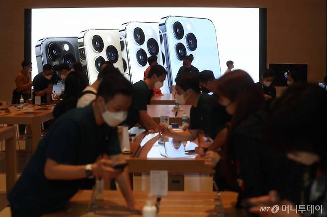애플 신형 스마트폰 '아이폰13' 시리즈가 국내 정식 출시된 8일 오전 서울 강남구 애플스토어 가로수길에서 고객들이 '아이폰13'을 살펴보고 있다. /사진=머니S 장동규 기자