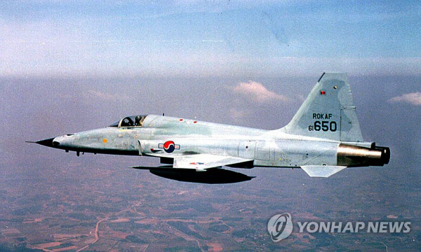 지난 11일 경기 화성의 야산에 추락한 KF-5E 제공호는 우리 공군이 운용 중인 가장 오래된 전투기 기종 중 하나다.사진은 훈련 중인 F-5E 전투기. 연합뉴스