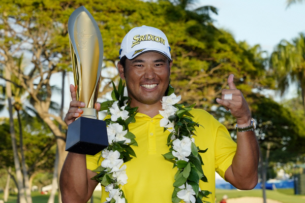 일본의 마쓰야마 히데키가 17일(한국시간) 미국 하와이주 호놀룰루의 와이알레이 컨트리클럽에서 열린 PGA투어 소니오픈에서 우승한 뒤 트로피를 들고 환하게 웃고 있다.  AP뉴시스