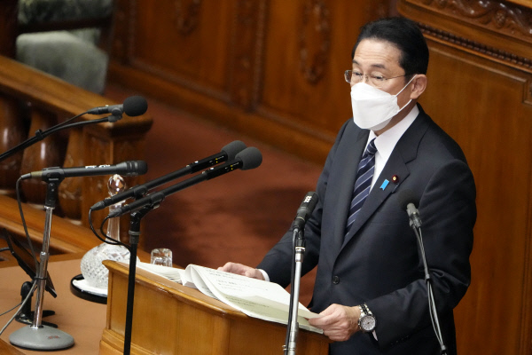기시다 후미오 일본 총리가 17일 오후 열린 정기국회 개회식에서 연설하고 있다. AP 연합뉴스