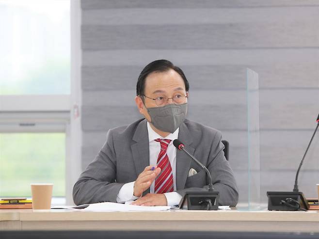 [천안=뉴시스] 이종익 기자 = 박상돈 천안시장이 17일 회의에서 천안 지역 18개 아파트 공사현장에 대한 안전점검을 지시하고 있다. (사진=천안시 제공) *재판매 및 DB 금지